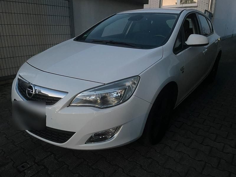 Gebraucht Opel Astra 140 PS (102 kW) 2012 Weiß Limousine