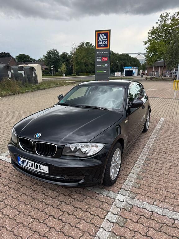 Schwarz Gebraucht 2011 BMW 116 Kleinwagen | 7.900 € (Fairer Preis) - Bild 1/4