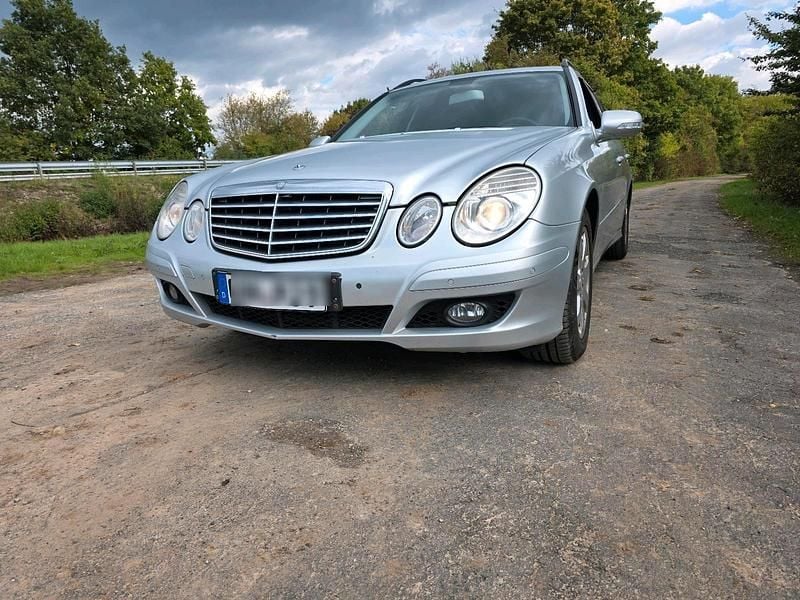 Silber Gebraucht 2009 Mercedes E200 Kombi | 4.600 € - Bild 1/4