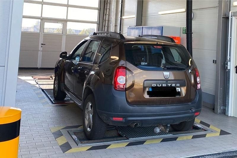 Braun Gebraucht 2011 Dacia Duster SUV | 1.400 € - Bild 1/2