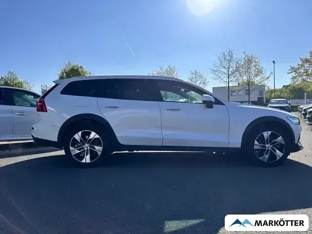 Gebraucht Volvo V60 CC Plus 197 PS (144 kW) 2022 Weiss Kombi