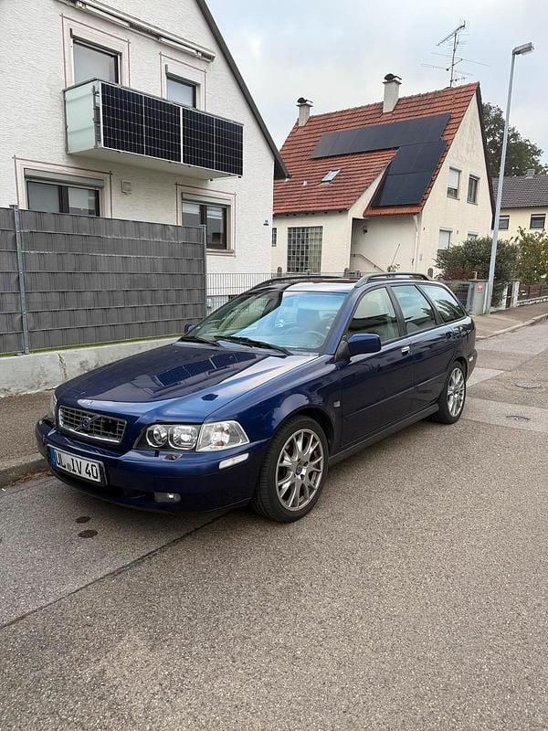 Blau Gebraucht 2003 Volvo V40 Kombi | 1.500 € (Guter Preis) - Bild 1/4