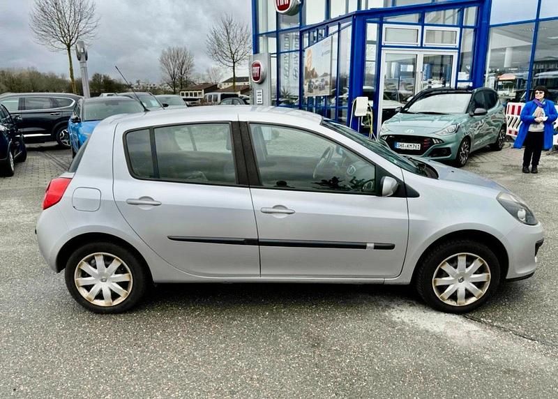 Gebraucht Renault Clio II 75 PS (55 kW) 2005 Silber Kleinwagen