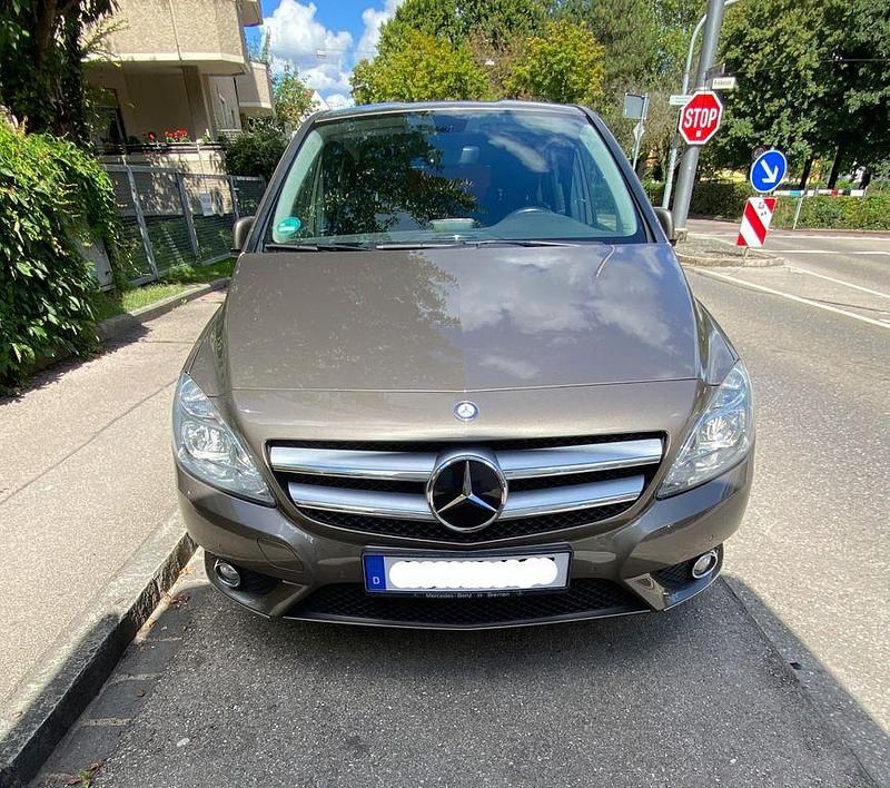 Grau Gebraucht 2012 Mercedes B180 Van / Kleinbus | 10.500 € (Guter Preis) - Bild 1/4