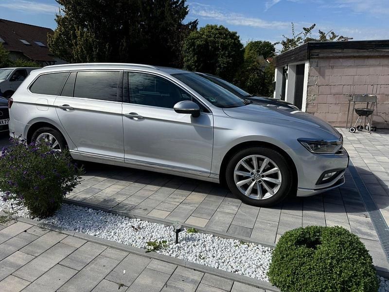 Silber Gebraucht 2021 VW Passat Elegance Kombi | 17.399 € - Bild 1/4