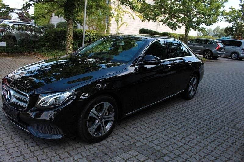 Obsidianschwarz Gebraucht 2018 Mercedes E220 Avantgarde Limousine | 26.900 € (Superpreis) - Bild 1/4