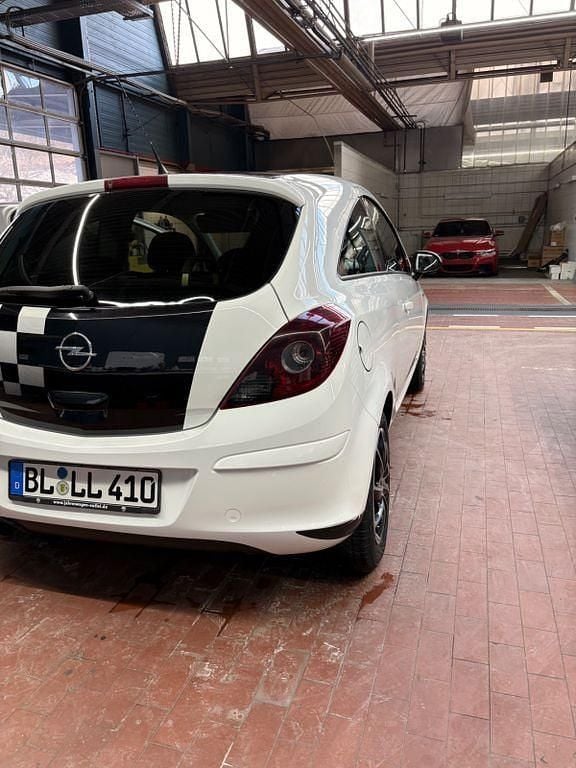 Gebraucht Opel Corsa Color Edition 101 PS (74 kW) 2011 Weiß Kleinwagen