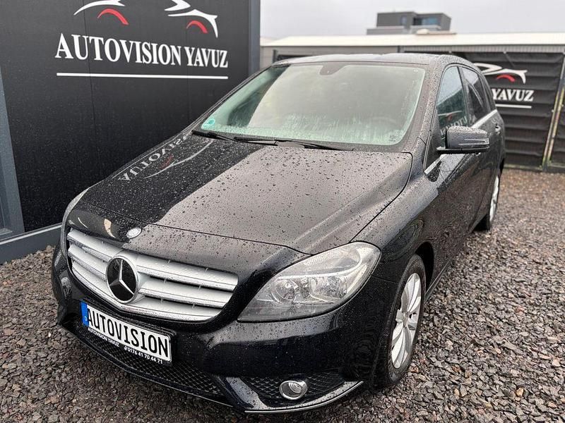 Schwarz Gebraucht 2015 Mercedes 200 Limousine | 12.490 € (Fairer Preis) - Bild 1/4