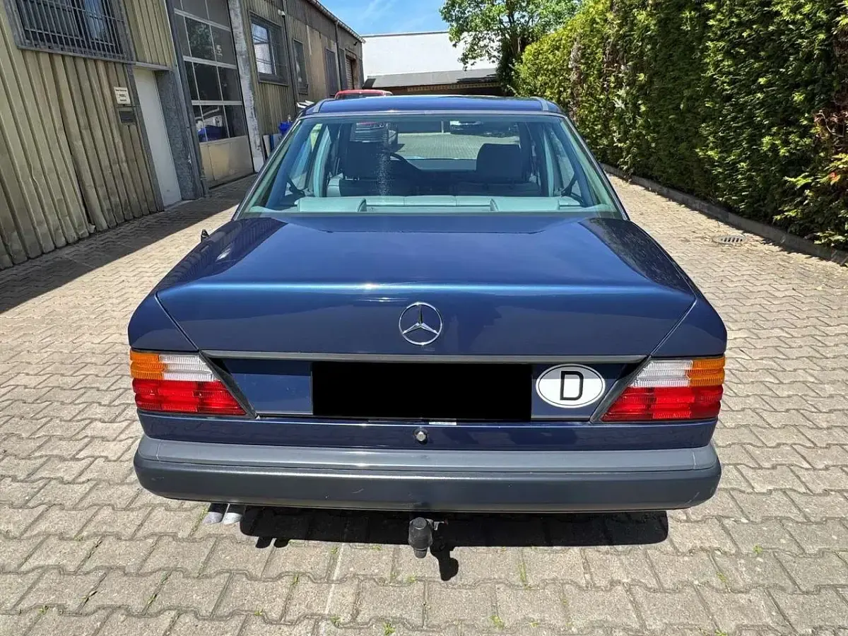 Gebraucht Mercedes E300 188 PS (138 kW) 1986 Blau Limousine