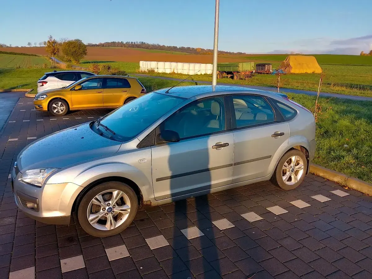 Gebraucht Ford Focus 106 PS (77 kW) 2005 Grau Limousine