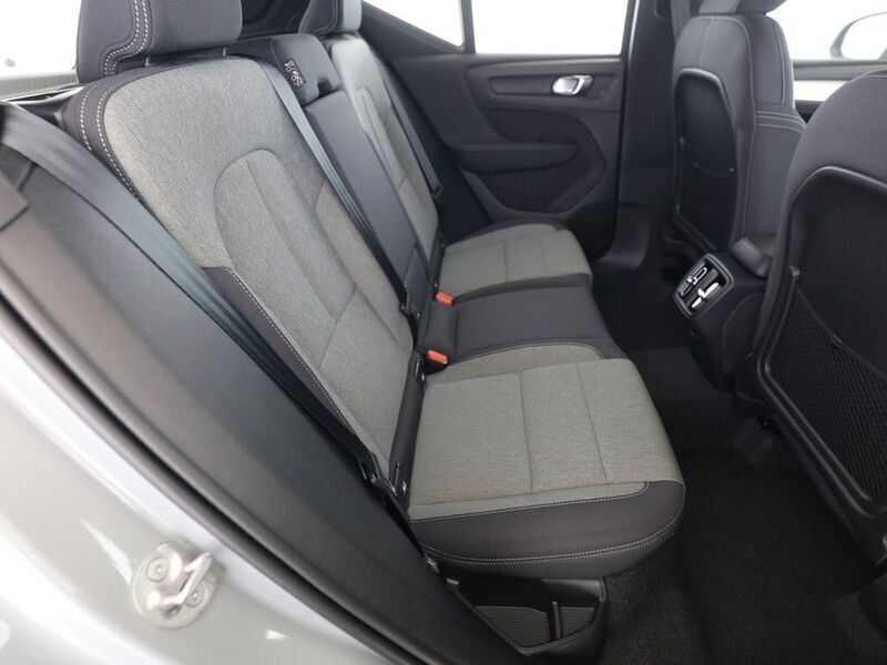 Gebraucht Volvo XC40 Core 163 PS (119 kW) 2024 Vapour grey / metallic SUV