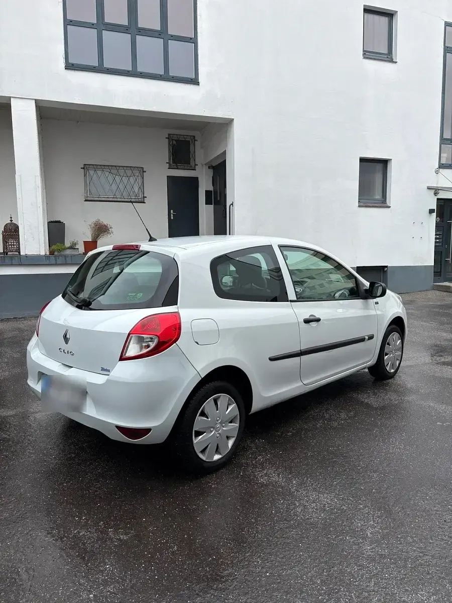 Gebraucht Renault Clio II 75 PS (55 kW) 2011 Weiß Limousine