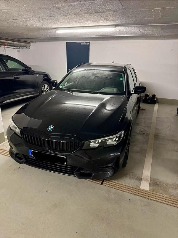 Schwarz Gebraucht 2019 BMW 320 Sport Line Kombi | 22.000 € - Bild 1/4