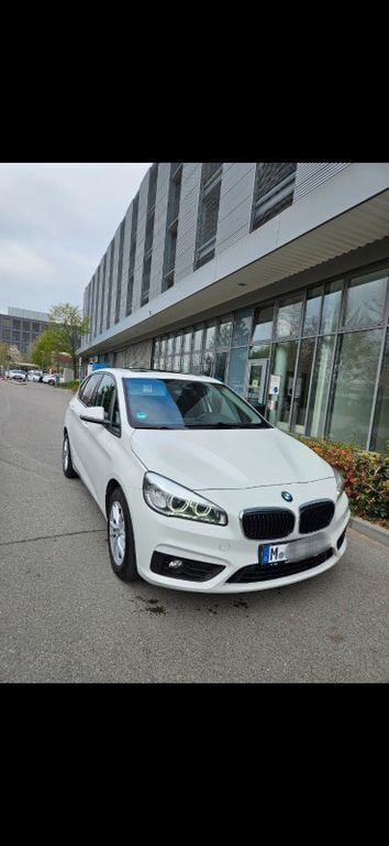 Weiß Gebraucht 2016 BMW 220 Active Tourer Van / Kleinbus | 13.900 € (Fairer Preis) - Bild 1/4