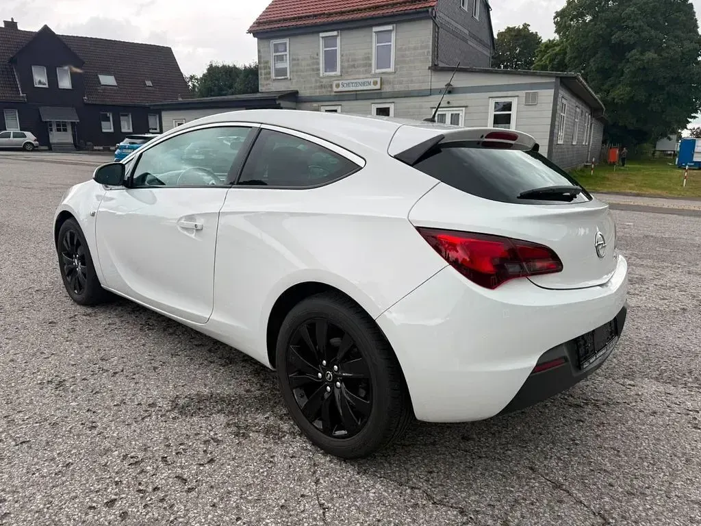 Gebraucht Opel Astra GTC Basis 120 PS (88 kW) 2015 Weiß Limousine