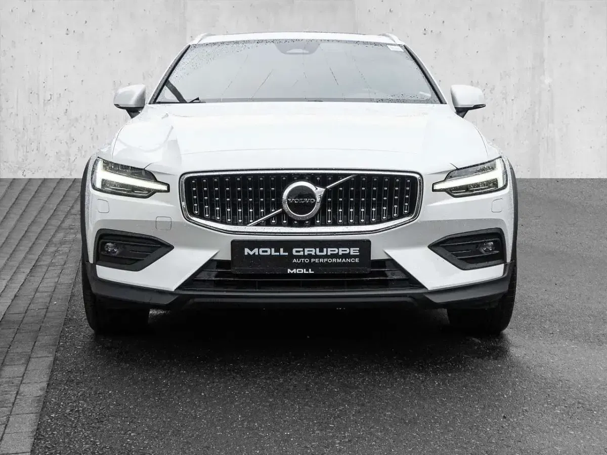 Gebraucht Volvo V60 CC Ultimate 197 PS (144 kW) 2024 Weiß Kombi