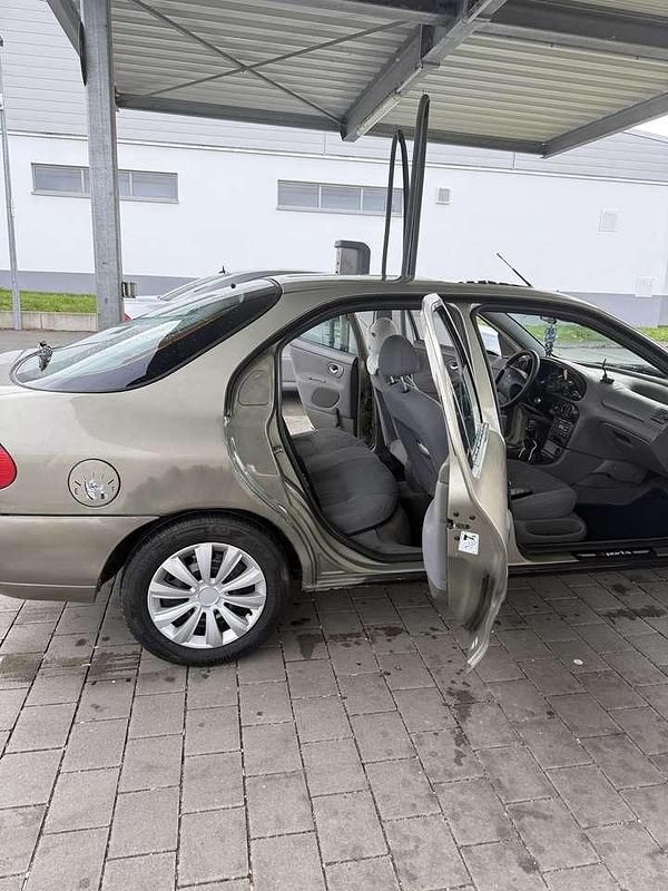 Gebraucht Ford Mondeo 95 PS (69 kW) 1999 Grün Limousine