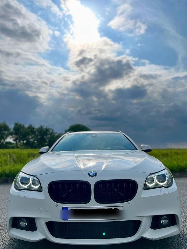 Weiß Gebraucht 2016 BMW 520 M Sport Kombi | 17.000 € (Teuer) - Bild 1/4