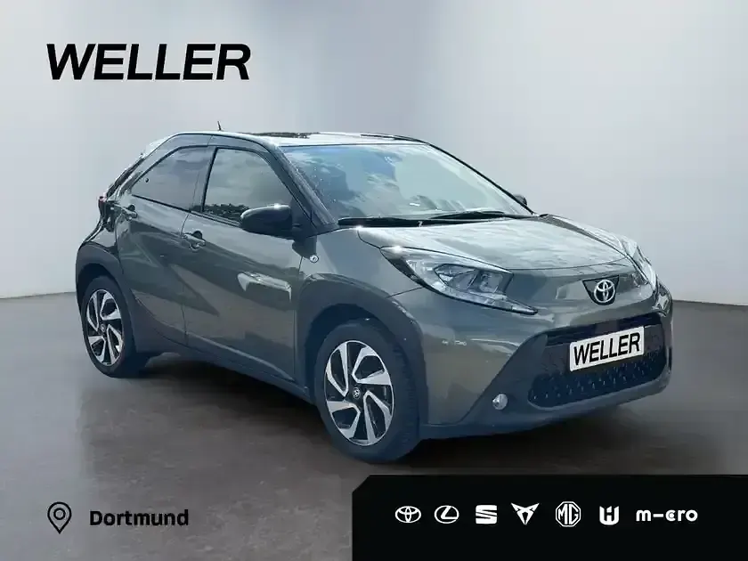 Gebraucht Toyota Aygo 72 PS (52 kW) 2024 Cardamon green / night sky black (gruen) Kleinwagen