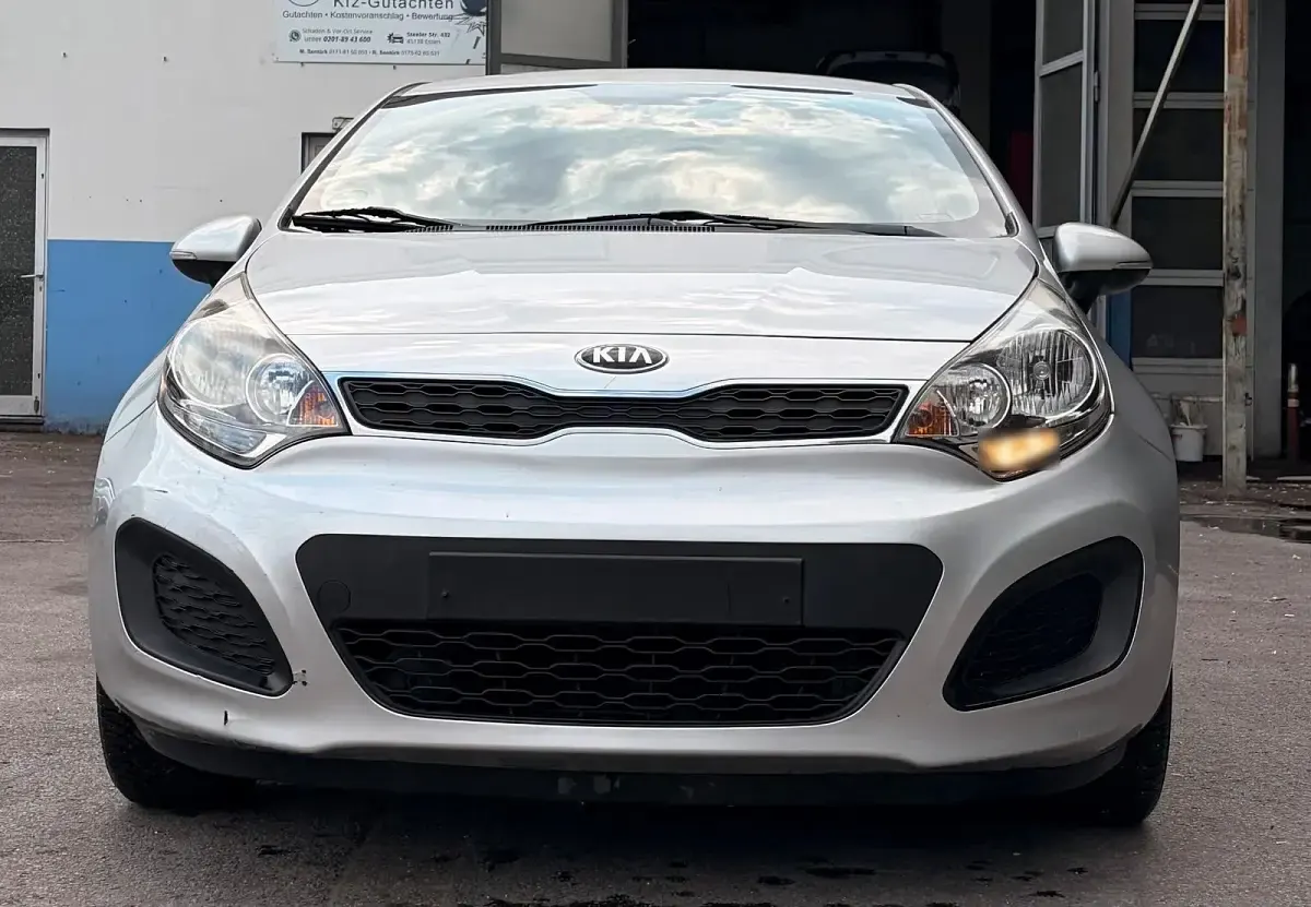 Gebraucht Kia Rio 85 PS (62 kW) 2012 Silber Kleinwagen