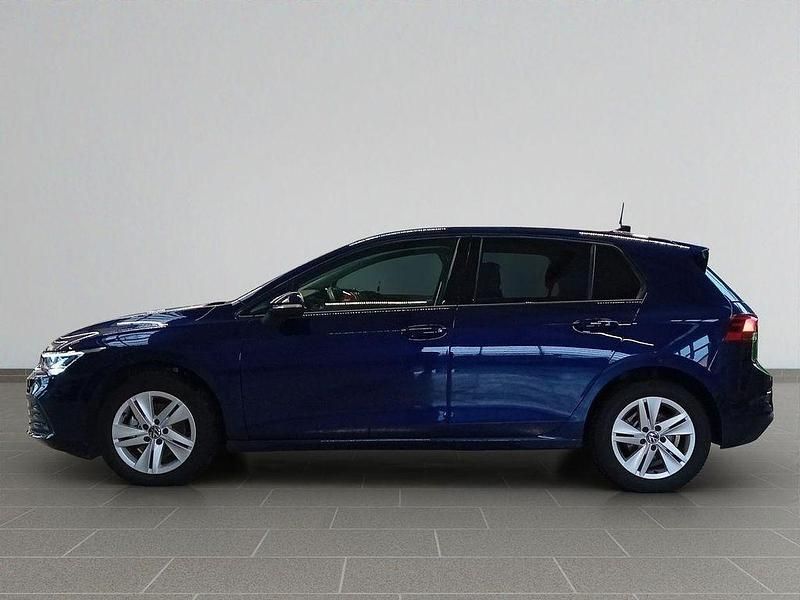 Gebraucht VW Golf VIII Life 116 PS (85 kW) 2024 Atlantic blue metallic (metallic) Limousine