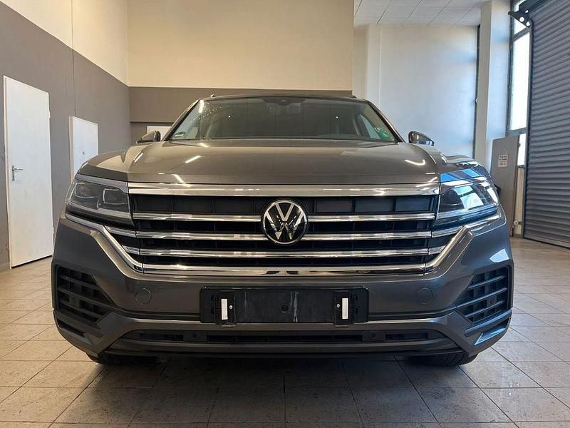 Gebraucht VW Touareg Basis 231 PS (169 kW) 2023 Grau SUV