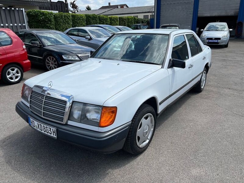 Weiß Gebraucht 1988 Mercedes E200 Limousine | 3.997 € - Bild 1/4