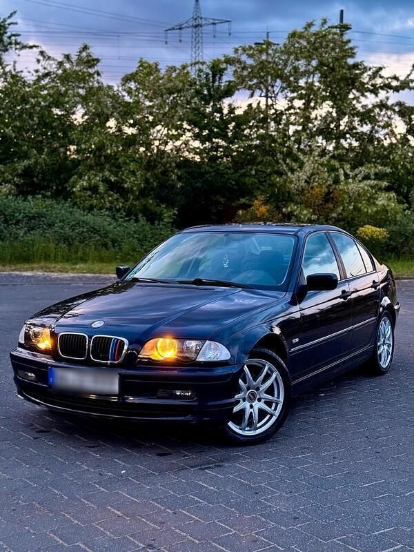 Blau Gebraucht 2001 BMW 318 Limousine | 2.200 € (Fairer Preis) - Bild 1/4