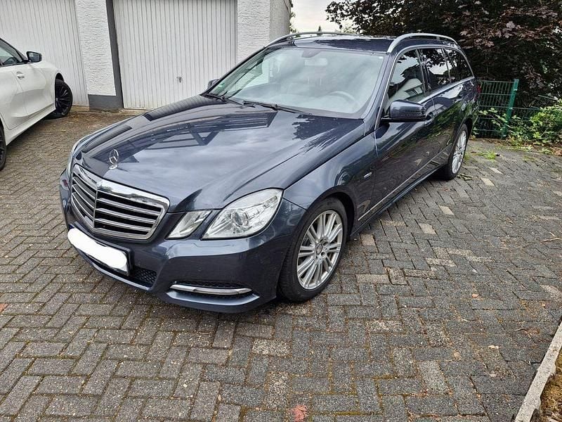 Grau Gebraucht 2012 Mercedes E200 Avantgarde Limousine | 10.900 € (Fairer Preis) - Bild 1/4