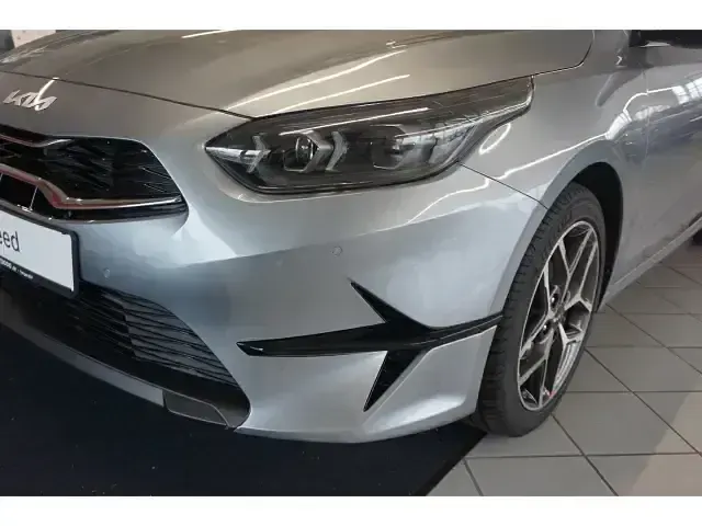 Gebraucht Kia Ceed Spirit 160 PS (117 kW) 2024 Grau Kleinwagen