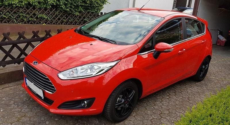 Gebraucht Ford Fiesta 101 PS (74 kW) 2014 Rot Kleinwagen