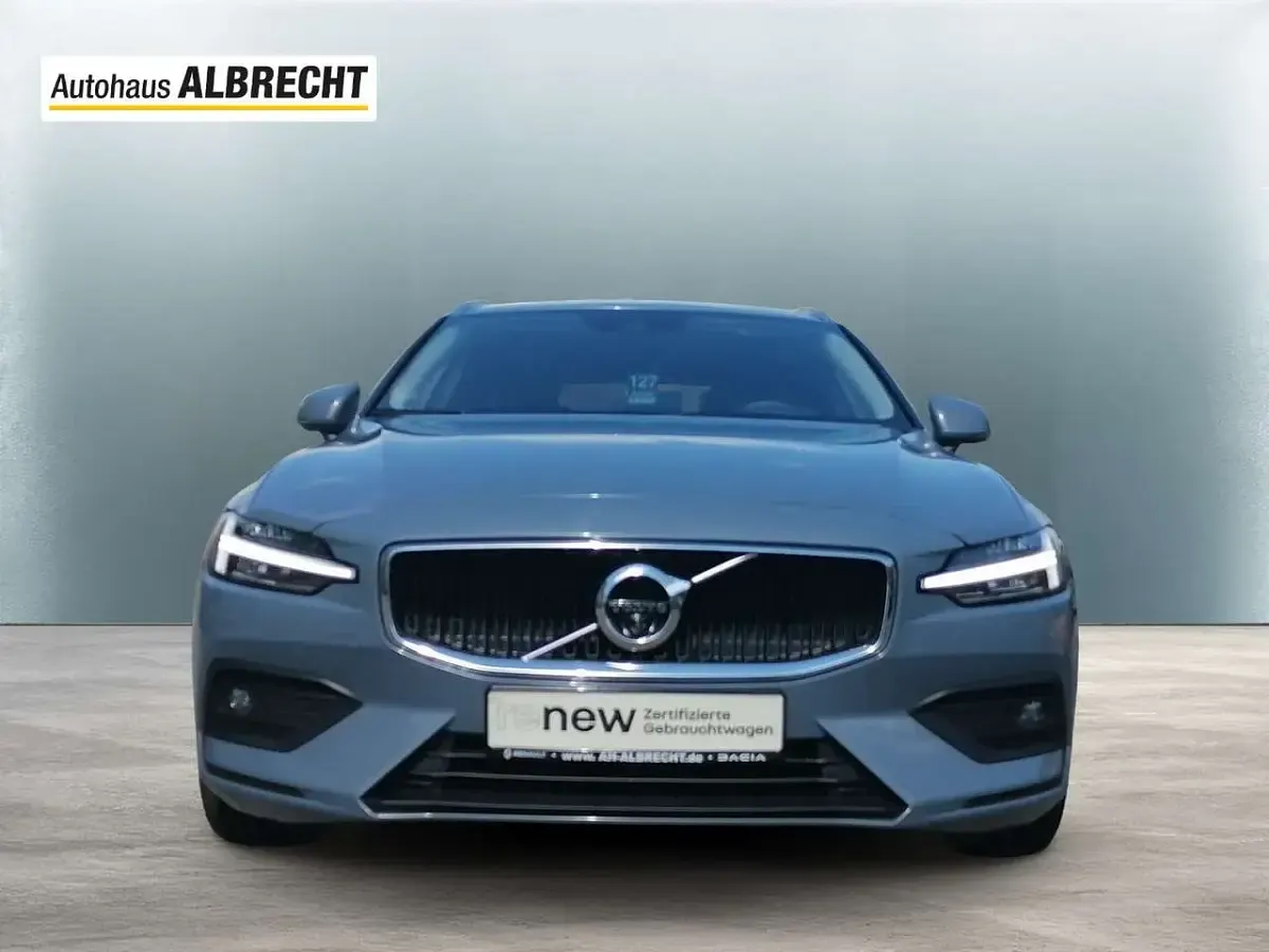 Gebraucht Volvo V60 Momentum 163 PS (119 kW) 2022 Thunder grey / metallic Kombi