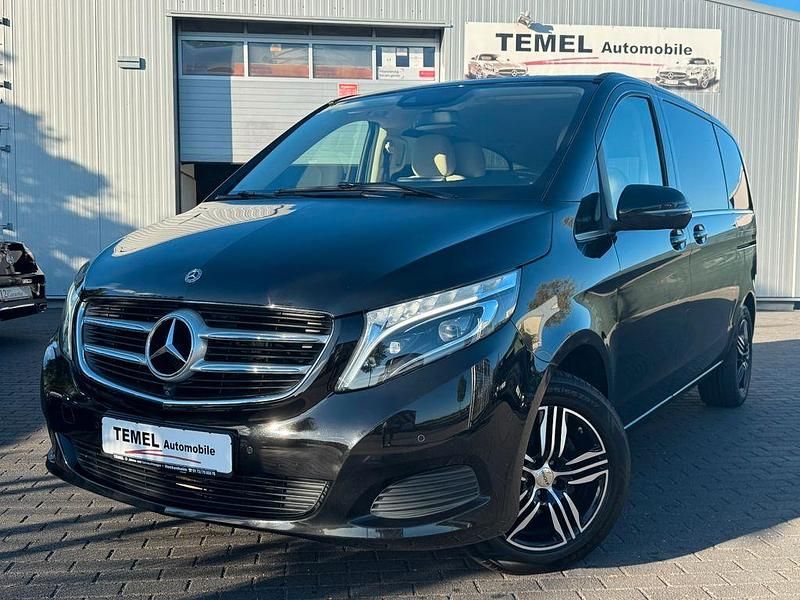 Schwarz Gebraucht 2018 Mercedes V220 Avantgarde Van / Kleinbus | 37.890 € (Guter Preis) - Bild 1/4