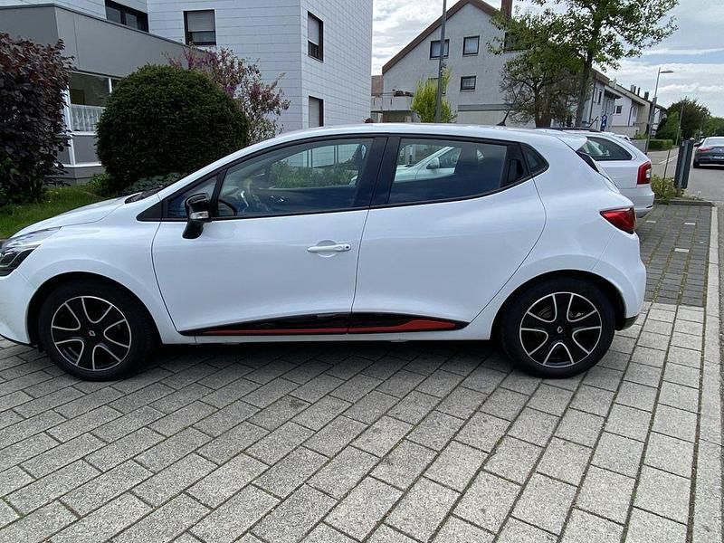 Weiß Gebraucht 2016 Renault Clio IV Experience Limousine | 8.100 € (Fairer Preis) - Bild 1/4