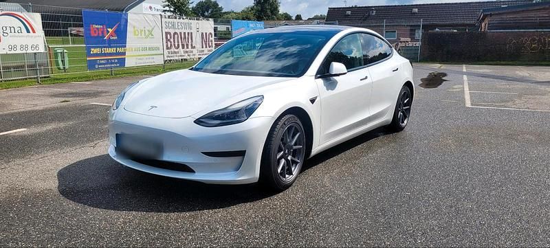 Weiß Gebraucht 2021 Tesla Model 3 Standard Range Plus Limousine | 19.900 € (Guter Preis) - Bild 1/4