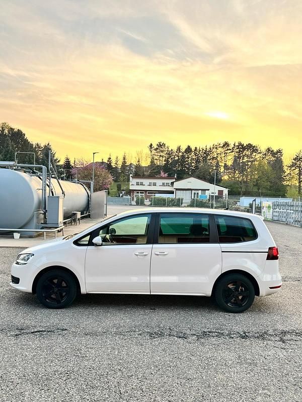 Second-hand VW Sharan 116 CP (85 kW) 2016 Alb Monovolum