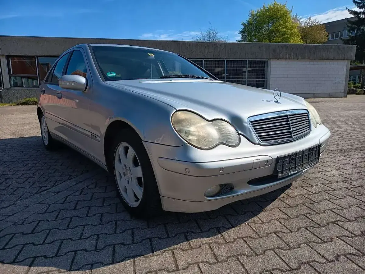 Second-hand Mercedes C200 Classic 116 CP (85 kW) 2002 Argintiu Berlinǎ
