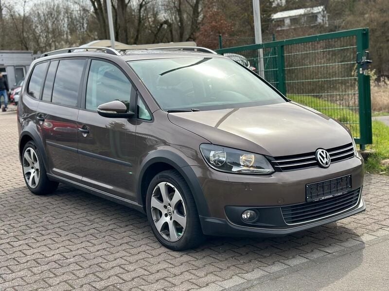 Braun Gebraucht 2012 VW Touran Cross Van / Kleinbus | 7.999 € (Fairer Preis) - Bild 1/4