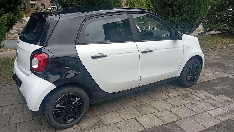 Weiß Gebraucht 2018 Smart ForFour Limousine | 7.950 € (Guter Preis) - Bild 1/4