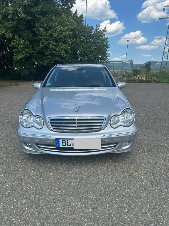 Silber Gebraucht 2005 Mercedes C200 Elegance Limousine | 6.499 € (Etwas zu teuer) - Bild 1/4