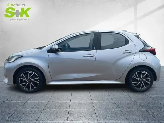 Gebraucht Toyota Yaris Basis 116 PS (85 kW) 2023 Shimmering silver metallic Kleinwagen