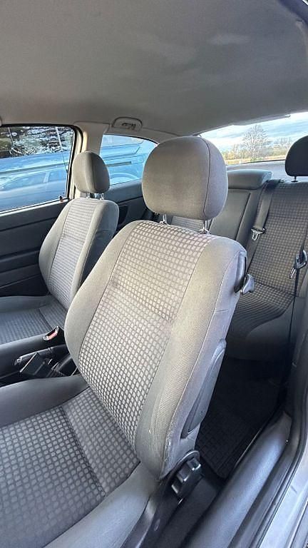 Second-hand Opel Astra 103 CP (75 kW) 2004 Argintiu Coupe