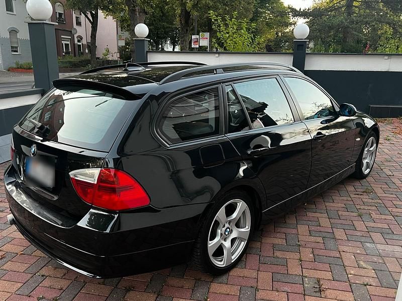 Gebraucht BMW 320 177 PS (130 kW) 2007 Schwarz Kombi