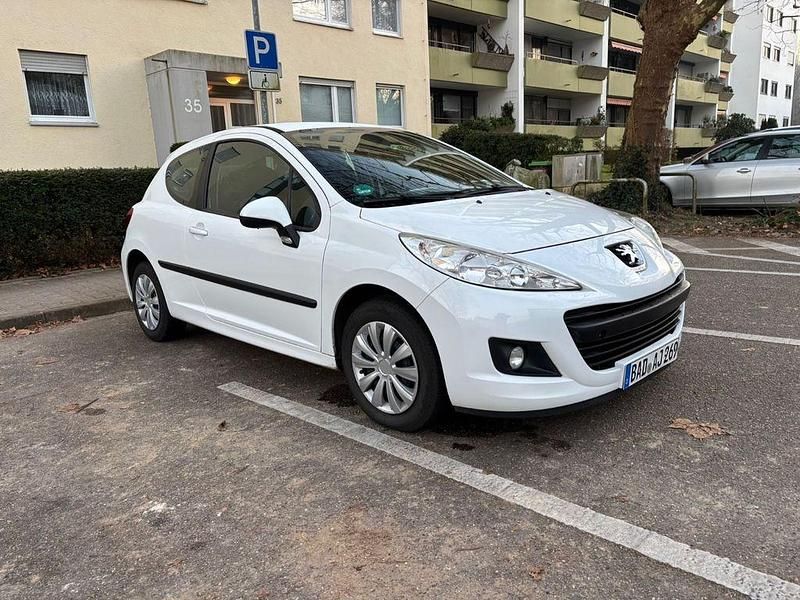 Weiß Gebraucht 2009 Peugeot 207 Tendance Limousine | 3.700 € (Etwas zu teuer) - Bild 1/4