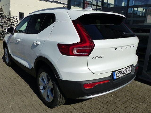 Gebraucht Volvo XC40 Core 163 PS (119 kW) 2025 Crystal white / metallic SUV
