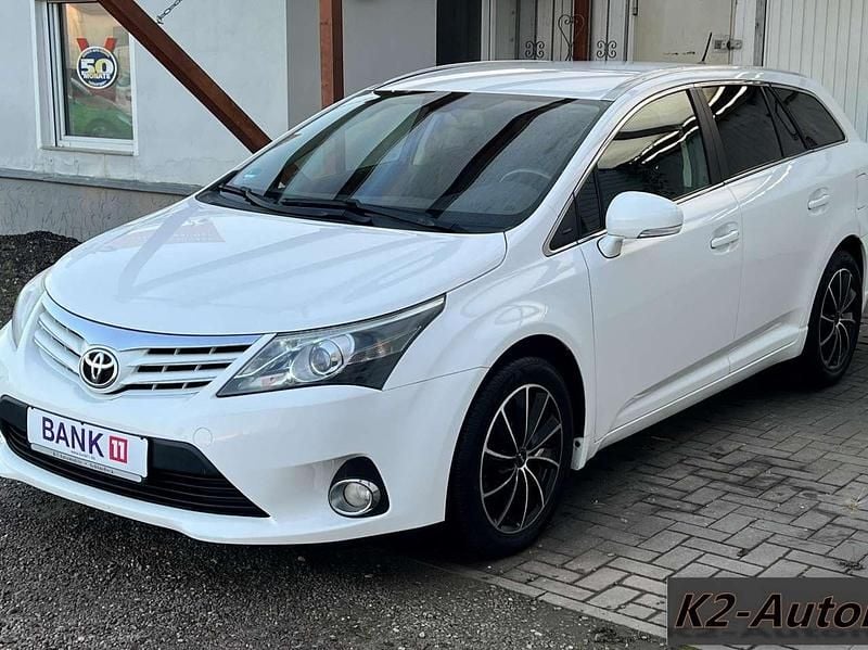 Gebraucht Toyota Avensis Executive 147 PS (108 kW) 2012 Super white 2 Kombi