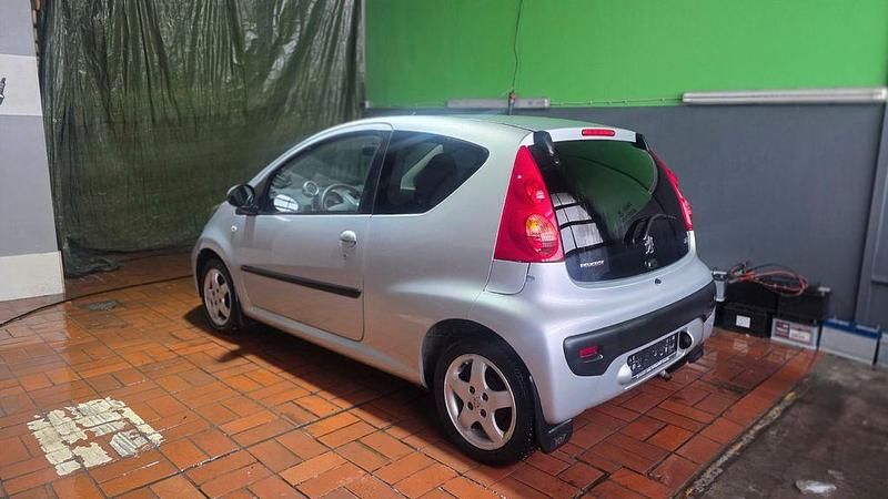 Gebraucht Peugeot 107 68 PS (50 kW) 2011 Silber Kleinwagen