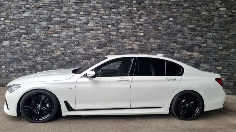 Weiß Gebraucht 2017 BMW 750 M Performance Limousine | 44.900 € - Bild 1/4