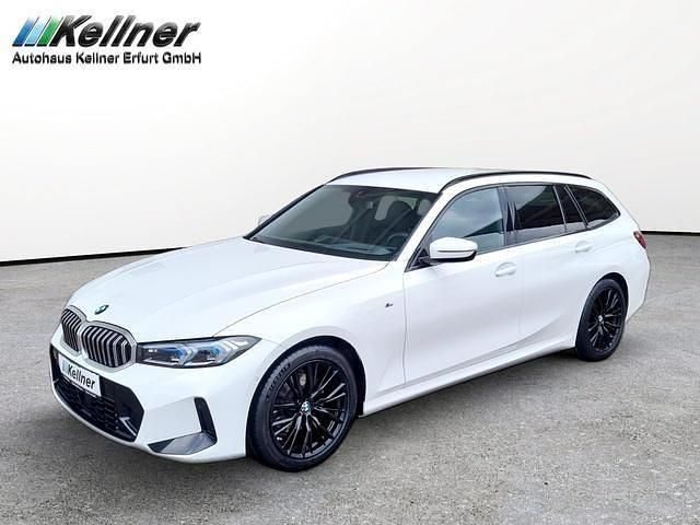 Alpinweiß iii Gebraucht 2024 BMW 320 M Sport Kombi | 39.681 € (Fairer Preis) - Bild 1/4