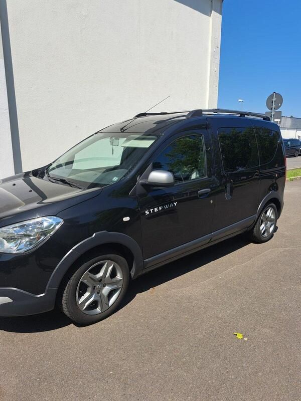 Schwarz Gebraucht 2019 Dacia Dokker Stepway Van | 16.750 € - Bild 1/4